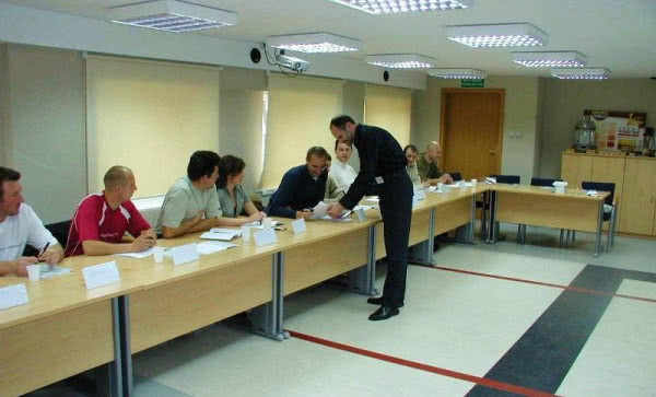 Co dają certyfikaty malarza Dekoral i parkieciarza Domalux?
